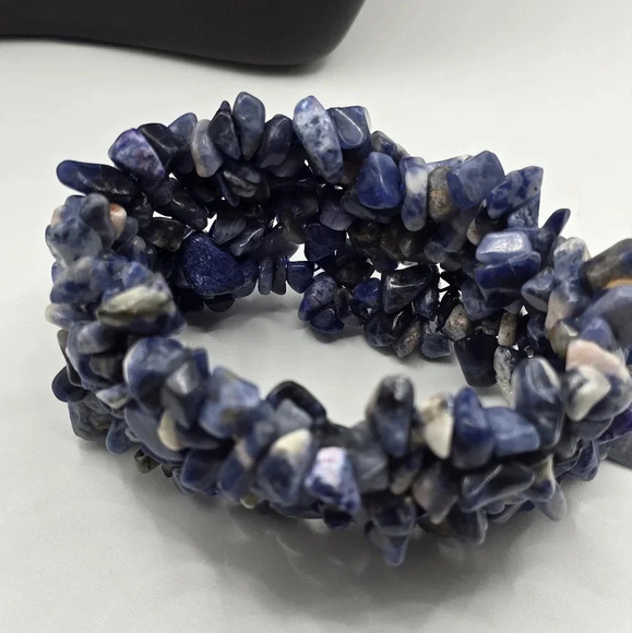 1 3/4 INCH WIDE NATURAL LAPIS LAZULI CHIP BEADS STRETCH BRACELET - Picture 5 of 7